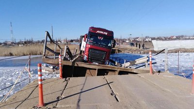 Понтонний міст у Пересадівці. На Миколаївщині підійматимуть підтоплену переправу