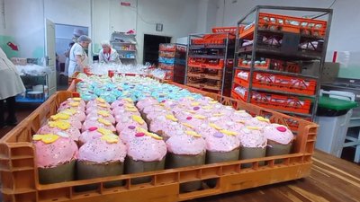 Сім тисяч пасок виготовляють за добу на Бердичівському хлібозаводі на Житомирщині Сім тисяч пасок виготовляють за добу на Бердичівському хлібозаводі на Житомирщині