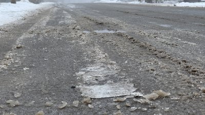 Ожеледиця на дорогах посипана піском