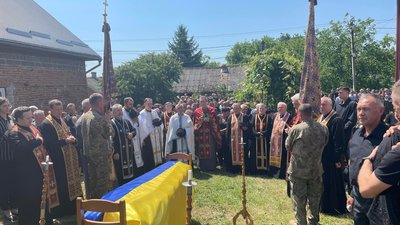 На Тернопільщині прощаються із загиблими військовослужбовцями На Тернопільщині прощаються із загиблими військовослужбовцями