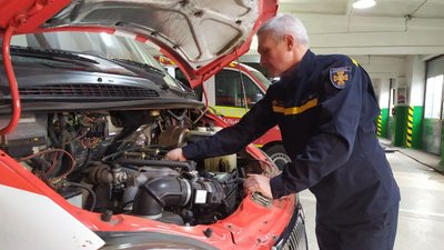 Рятувальник з Миколаєва допомагає відновлювати зруйновані обстрілами будинки у Донецькій області