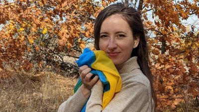 На Полтавщині попрощалися з Оксаною Поштаренко, яка загинула через ракетний обстріл ТЦ у Кременчуці На Полтавщині попрощалися з Оксаною Поштаренко, яка загинула через ракетний обстріл ТЦ у Кременчуці