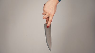 Порізалась: госпіталізували з ножовим пораненням жінку на Чернігівщині