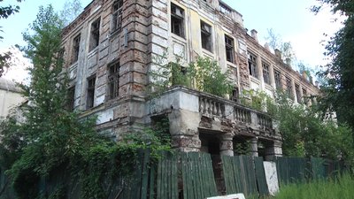 У Житомирі руйнується стара школа, яка є власністю Податкової академії сусідньої області