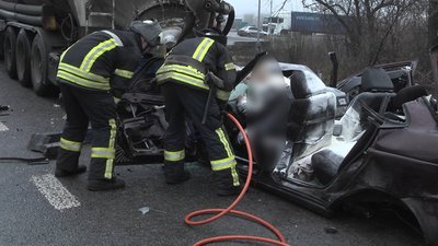 Через зіткнення легковика з вантажівкою у Краматорську загинув чоловік. ФОТО Через зіткнення легковика з вантажівкою у Краматорську загинув чоловік. ФОТО