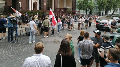 "Лука уходи". Білоруси України протестують проти результатів виборів під посольством "Лука уходи". Білоруси України протестують проти результатів виборів під посольством