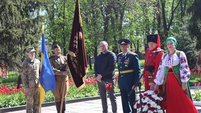 На Полтавщині під час святкування Дня перемоги несли прапор із портретом Леніна На Полтавщині під час святкування Дня перемоги несли прапор із портретом Леніна