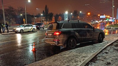Ожеледиця у Харкові: на одному мосту побилися десять машин Ожеледиця у Харкові: на одному мосту побилися десять машин