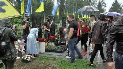 Покладання квітів до могили Дмитра Пругла Покладання квітів до могили Дмитра Пругла