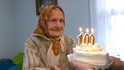 100 років, день народження, ювілей, сто років, торт, бабуся