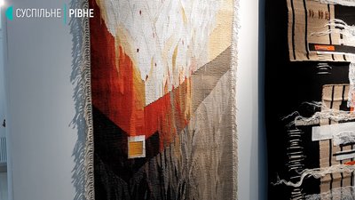 "Текстильні діалоги": на Рівненщині експонують унікальні гобелени "Текстильні діалоги": на Рівненщині експонують унікальні гобелени