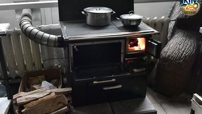 У Київському зоопарку встановили дров'яну піч для приготування їжі в разі відключення електроенергії. У Київському зоопарку встановили дров'яну піч для приготування їжі в разі відключення електроенергії.