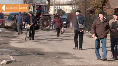 У Кам'янці-Бузькій закрили ринок: люди перекривали дорогу У Кам'янці-Бузькій закрили ринок: люди перекривали дорогу