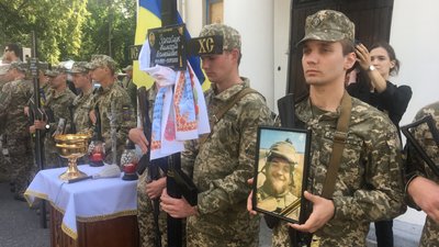 "Не зміг стояти осторонь": у Полтаві попрощалися із 13 загиблими на війні "Не зміг стояти осторонь": у Полтаві попрощалися із 13 загиблими на війні