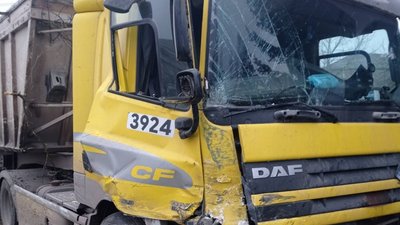 На Львівщині зіткнулися шкільний автобус та вантажівка: травмовані діти На Львівщині зіткнулися шкільний автобус та вантажівка: травмовані діти