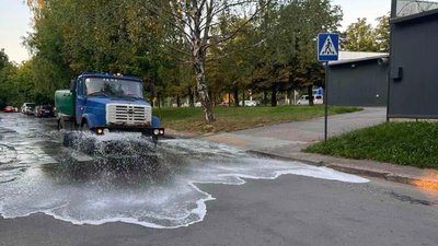 Поливальна машина на одній із вулиць Львова