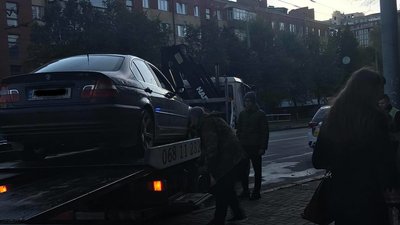 У Вінниці автівка виїхала на зупинку та збила жінку