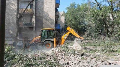 Потрощені п'ятиповерхівки, повалені дерева. Торецька МВА показала наслідки обстрілу і закликала до евакуації Потрощені п'ятиповерхівки, повалені дерева. Торецька МВА показала наслідки обстрілу і закликала до евакуації