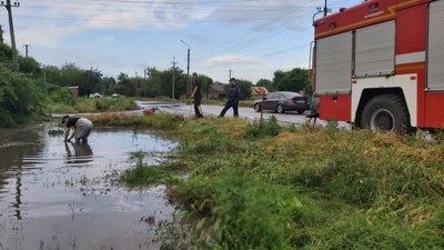 В Олександрії з 11 дворів рятувальники відкачували дощову воду В Олександрії з 11 дворів рятувальники відкачували дощову воду