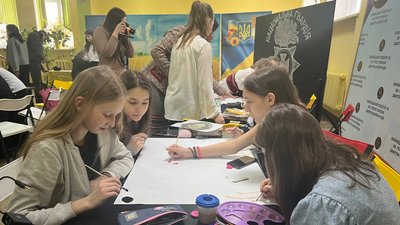 Вінницькі школярі привітали оборонців з 10-річчям з дня створення Національної гвардії України Вінницькі школярі привітали оборонців з 10-річчям з дня створення Національної гвардії України
