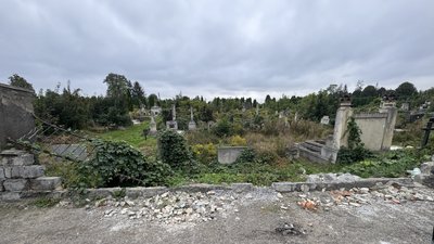 Зруйнована частина огорожі на кладовищі на вулиці Зеленій у Чернівцях