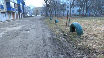 "Чи на колінах до мера йти, чи шапку скидати". Франківці просять відремонтувати їхній двір "Чи на колінах до мера йти, чи шапку скидати". Франківці просять відремонтувати їхній двір