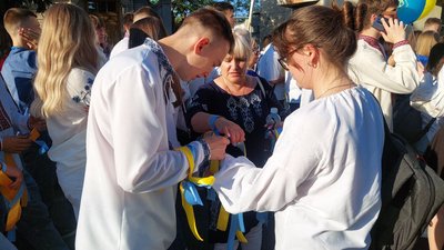 У вишиванках та з прапорами: у Черкасах випускники подякували ЗСУ У вишиванках та з прапорами: у Черкасах випускники подякували ЗСУ