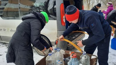 "Життя налагоджується, аби мирне небо було". Миколаївські волонтери доставили допомогу жителям постраждалих сіл "Життя налагоджується, аби мирне небо було". Миколаївські волонтери доставили допомогу жителям постраждалих сіл