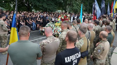 В Ужгороді попрощалися з полеглим на війні командиром тактичної групи "Карпатської Січі" Анатолієм Тегзою В Ужгороді попрощалися з полеглим на війні командиром тактичної групи "Карпатської Січі" Анатолієм Тегзою