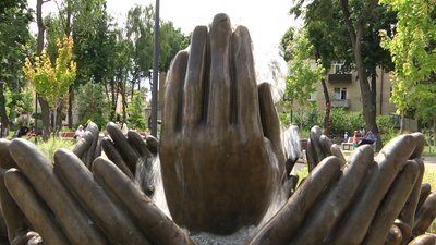 У Житомирі запрацював фонтан "Лотос Небесної Сотні" У Житомирі запрацював фонтан "Лотос Небесної Сотні"