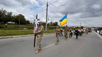 Похоронна процесія за бійцем Михайлом Гладким