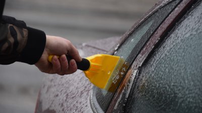 Негода в Одесі: дороги вкрила ожеледиця, працюють понад 1800 комунальників Негода в Одесі: дороги вкрила ожеледиця, працюють понад 1800 комунальників