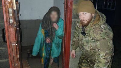 На Донеччині пес‑рятувальник Алан знайшов зниклу 87‑річну жінку за 7 хвилин під обстрілами