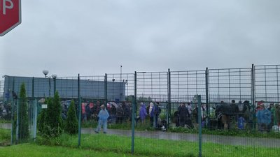Щодня пункт пропуску "Шегині" у сторону Польщі проходять майже 2,5 тисячі людей