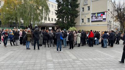 Співак Коля Сєрга приїхав з концертом у Житомир, оголосивши збір гуманітарної допомоги для Куп’янська Співак Коля Сєрга приїхав з концертом у Житомир, оголосивши збір гуманітарної допомоги для Куп’янська