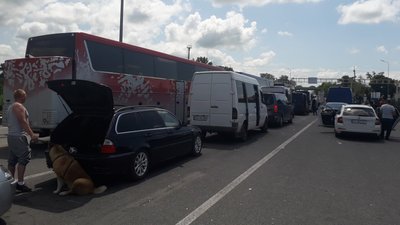За три доби понад 7 тисяч людей виїхали з України до Угорщини через КПП "Тиса" За три доби понад 7 тисяч людей виїхали з України до Угорщини через КПП "Тиса"