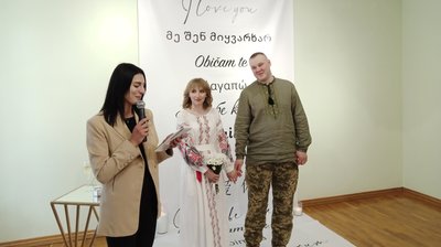Приїхав з фронту, щоб одружитися – у Житомирі побралися офіцер 95 бригади та працівниця соцслужб Приїхав з фронту, щоб одружитися – у Житомирі побралися офіцер 95 бригади та працівниця соцслужб