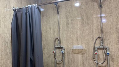 Криворіжці передали військовим мобільні лазне-пральні комплекси Криворіжці передали військовим мобільні лазне-пральні комплекси