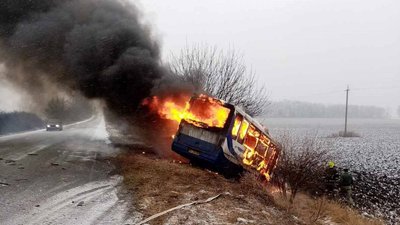 На Дніпропетровщині внаслідок ДТП загорілись ВАЗ і автобус з пасажирами: є постраждалі