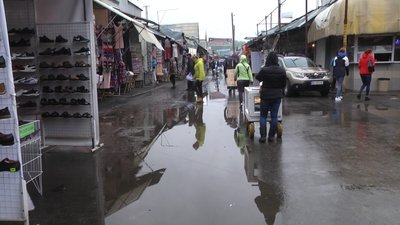 Воду вичерпують, а товар псується: продавці скаржаться на підтоплення хмельницького речового ринку