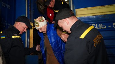 "Тут вони також вдома": на Черкащині зустріли евакуаційний потяг з Донеччини "Тут вони також вдома": на Черкащині зустріли евакуаційний потяг з Донеччини