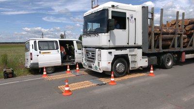 Начальник Рівненської ОВА пригрозив забирати на потреби ЗСУ перевантажені ваговози