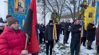 Під час відкриття меморіальної дошки бійцю ЗСУ Роману Могилі (Савчуку) Під час відкриття меморіальної дошки бійцю ЗСУ Роману Могилі (Савчуку)