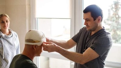 Як франківські медики рятували життя військового з Чорноморська Як франківські медики рятували життя військового з Чорноморська