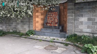 Тепер "ЛНР": у Рівному вдруге розписали пам'ятник танкістам Тепер "ЛНР": у Рівному вдруге розписали пам'ятник танкістам