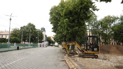 У Чернівцях реконструкцію скверу на Соборній площі планують завершити восени