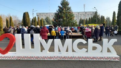 У Шумську встановлюють рекорд України. Це "Найбільша ялинка з круасанів" У Шумську встановлюють рекорд України. Це "Найбільша ялинка з круасанів"