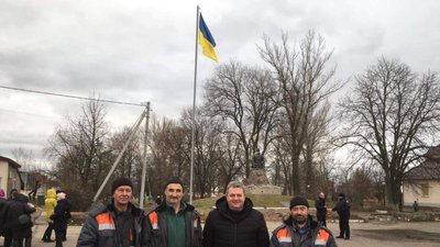 У Барвінковому на Харківщині підняли український стяг: флагшток впав навесні через російські обстріли