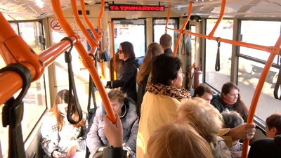 Уроки українською в тролейбусах: як реагують черкащани