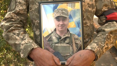 У Сумах поховали військовослужбовців Юрія Котенка та Степана Краплича У Сумах поховали військовослужбовців Юрія Котенка та Степана Краплича